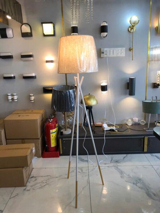 Đèn cây đứng phong cách hiện đại DD3032