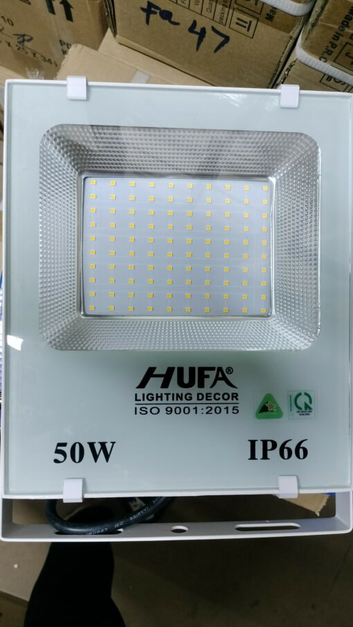 Đèn pha ngoài trời FAT 50 LED 50W là một thiết bị chiếu sáng công suất lớn, được thiết kế đặc biệt để sử dụng ở các khu vực ngoài trời. Loại đèn này có khả năng phát ra ánh sáng mạnh, tập trung hoặc tỏa rộng, nhằm mục đích chiếu sáng không gian lớn hoặc nhấn mạnh một khu vực, vật thể nhất định trong điều kiện thiếu sáng hoặc ban đêm.