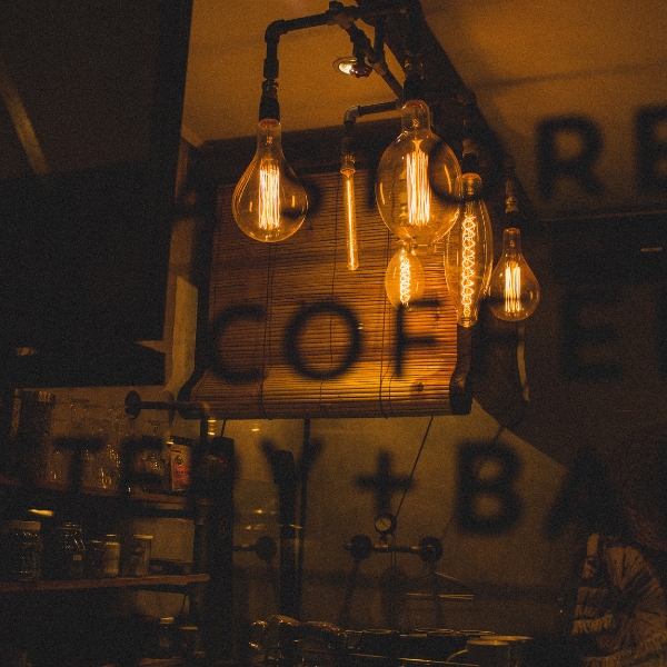 Đèn tròn trang trí quán cafe