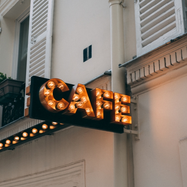 Đèn tròn trang trí biển hiệu quán cafe