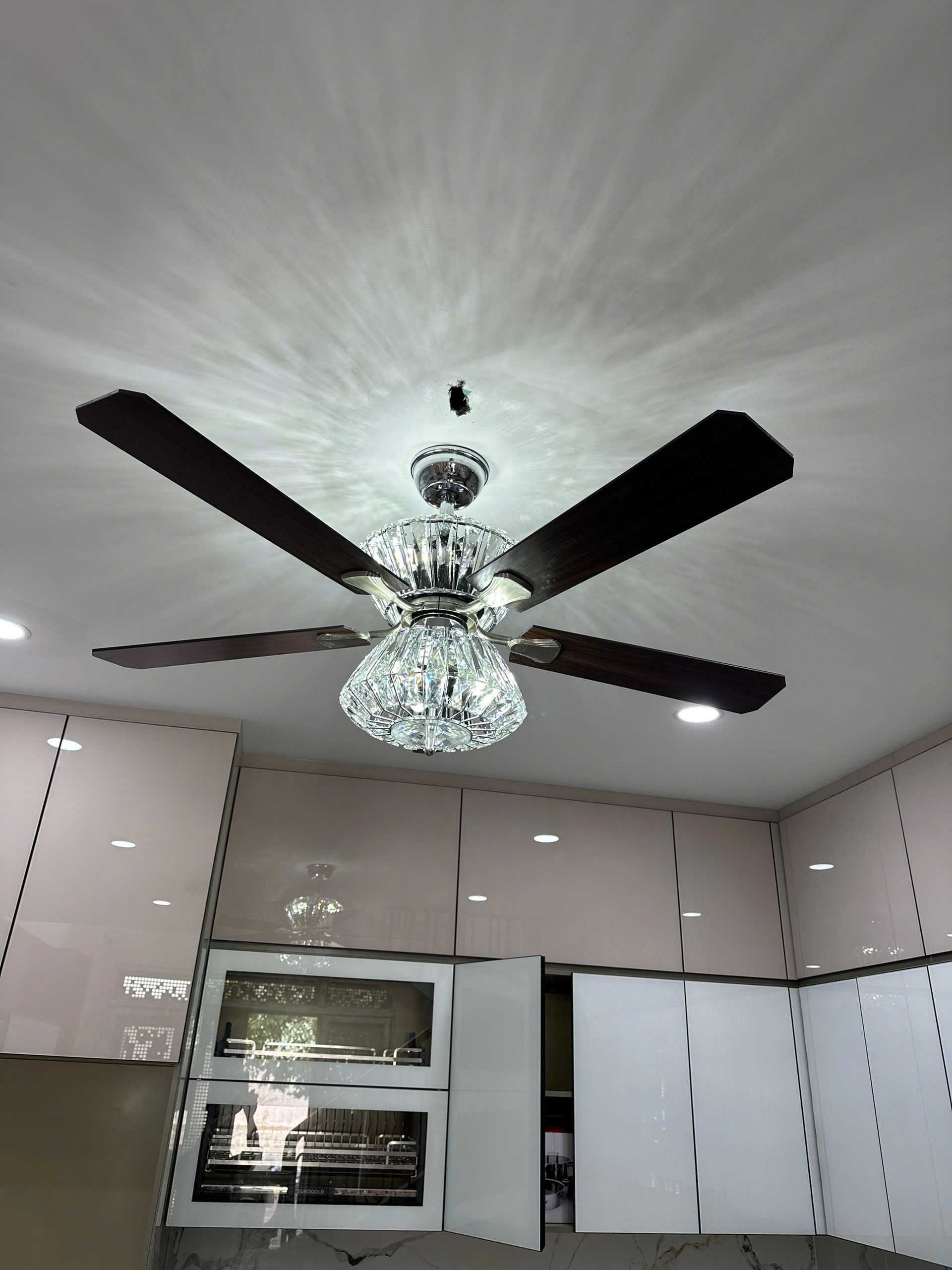 z7329094941784_9d01caf76c566c2ac522e5d74d6df87e den-trang-tri