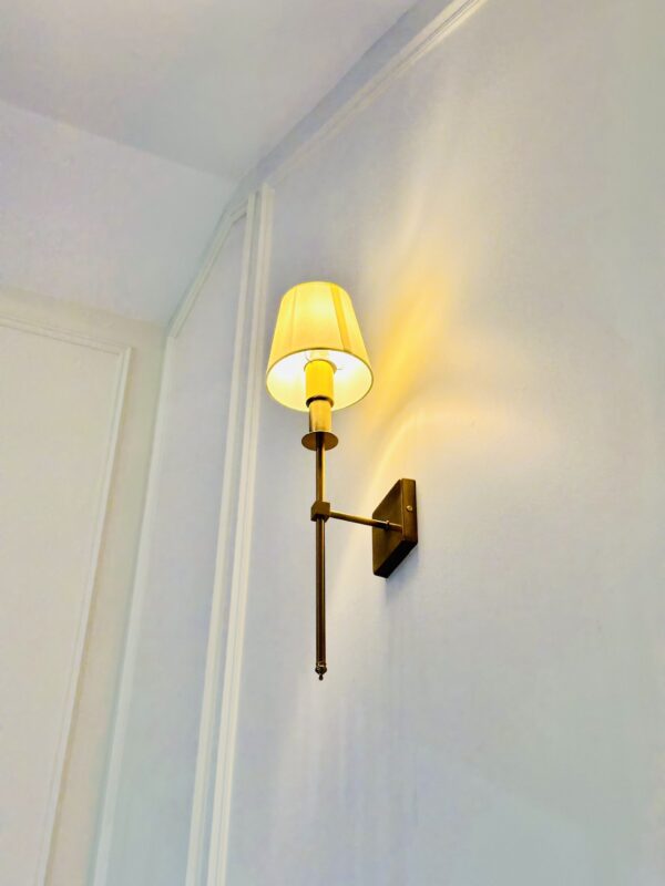 đèn trang trí nội thất của mọi nhà den-vach-mau-vang-VDN552