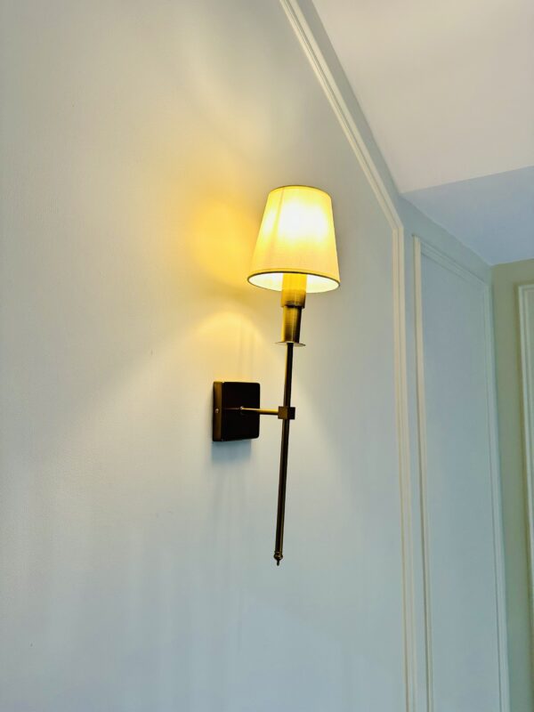 đèn trang trí nội thất của mọi nhà den-vach-mau-vang-VDN552